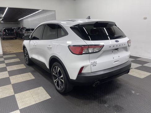 Used 2022 Ford Escape SE w/ SE Sport Appearance Package image 2