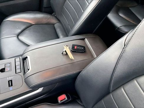 Used 2021 Toyota Highlander XLE image 13