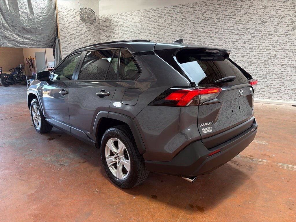 Used 2021 Toyota RAV4 XLE AWD/4WD image 5