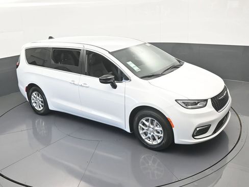 Used 2025 Chrysler Pacifica Select FWD image 49