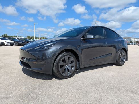 Used 2024 Tesla Model Y 2WD image 8