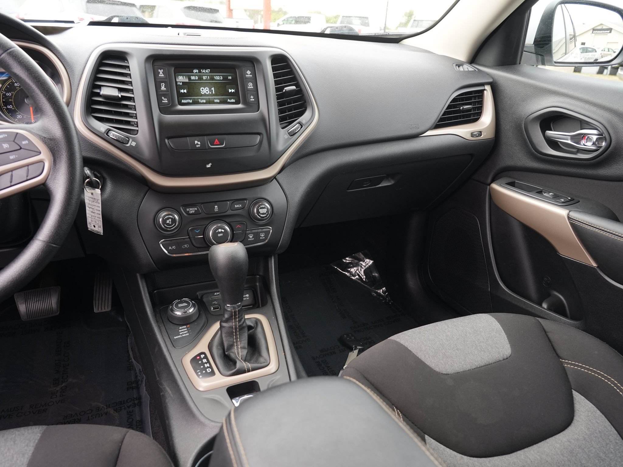 Used 2018 Jeep Cherokee Latitude w/ Safety Group AWD/4WD image 21