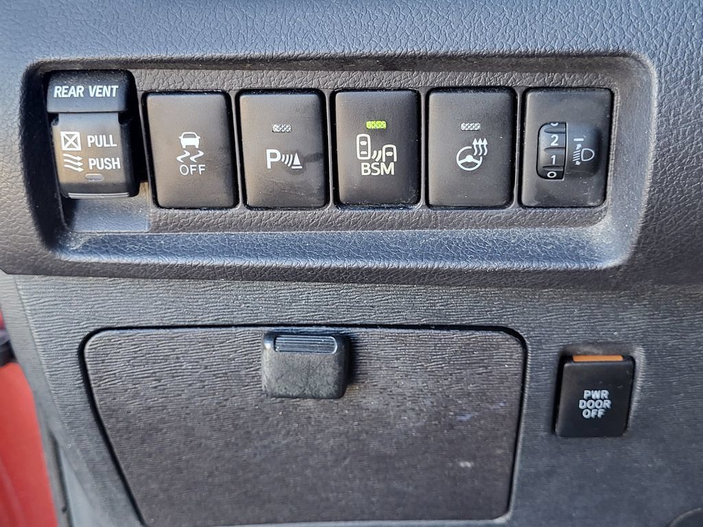 Used 2017 Toyota Sienna Limited Premium FWD image 15