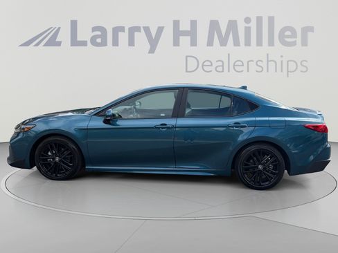 Used 2025 Toyota Camry SE FWD image 2
