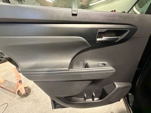 Used 2021 Toyota Highlander XLE AWD/4WD image 20