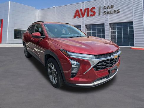 Used 2025 Chevrolet Trax LT w/ LT Convenience Package FWD image 3