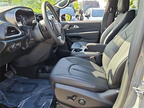 New 2025 Chrysler Pacifica Select image 8