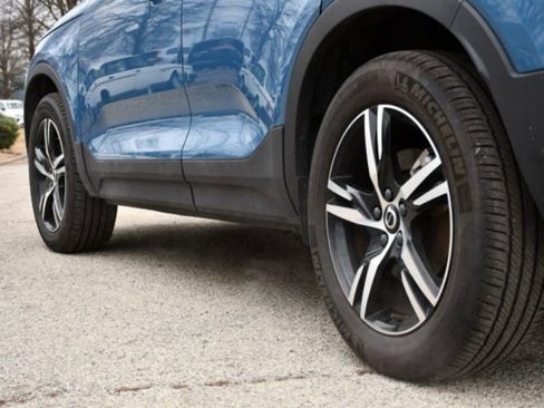 Certified 2025 Volvo XC40 B5 Core image 9