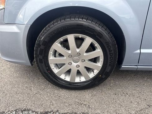 Used 2013 Chrysler Town & Country Touring image 10