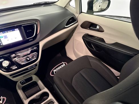 Used 2023 Chrysler Voyager LX image 31