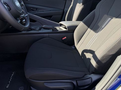 Used 2025 Hyundai Elantra Sport FWD image 9