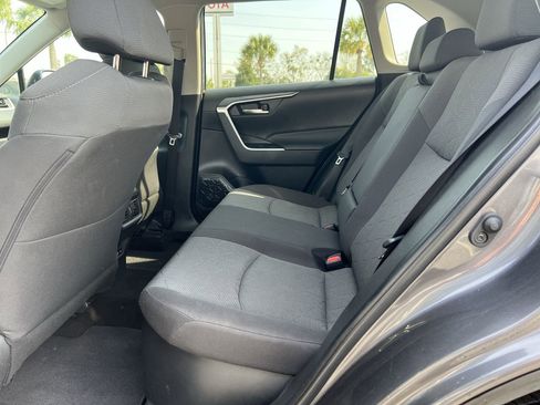 Used 2022 Toyota RAV4 XLE w/ Carpet Mat Package (TMS) image 32
