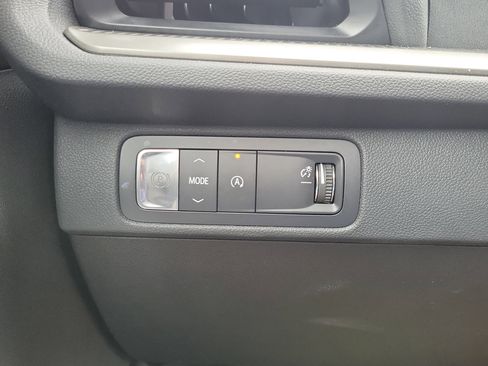 Used 2025 Chevrolet Traverse LT image 30