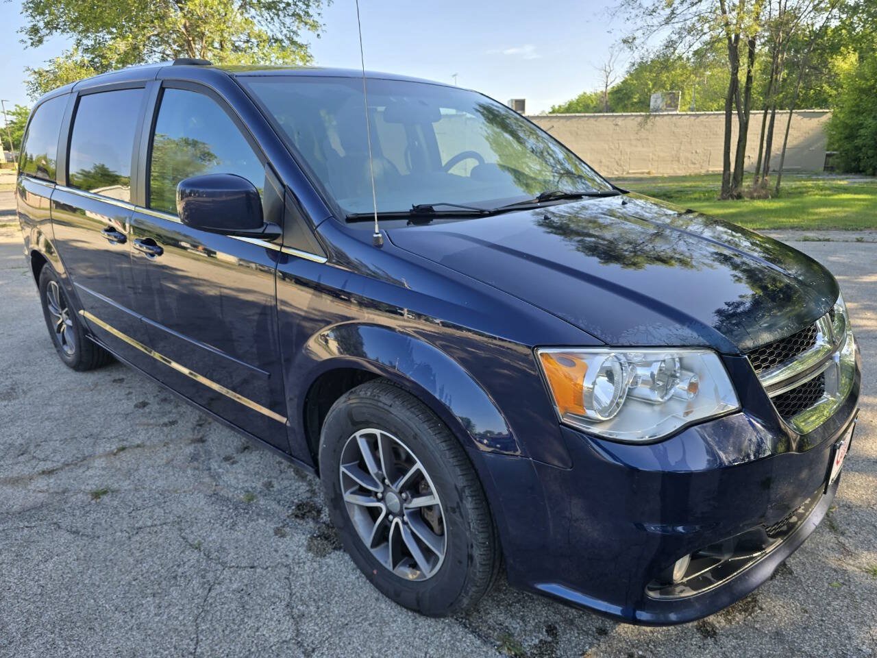 Used 2017 Dodge Grand Caravan SXT FWD image 3