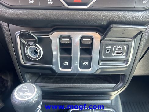 Used 2025 Jeep Wrangler Sport AWD/4WD image 9