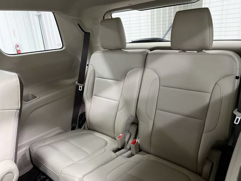Used 2019 GMC Acadia Denali w/ Technology Package FWD image 30