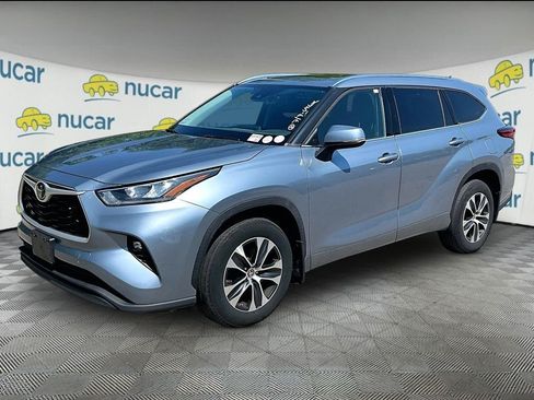 Used 2020 Toyota Highlander XLE AWD/4WD image 3