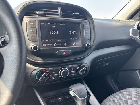 Used 2025 Kia Soul LX w/ LX Technology Package FWD image 17