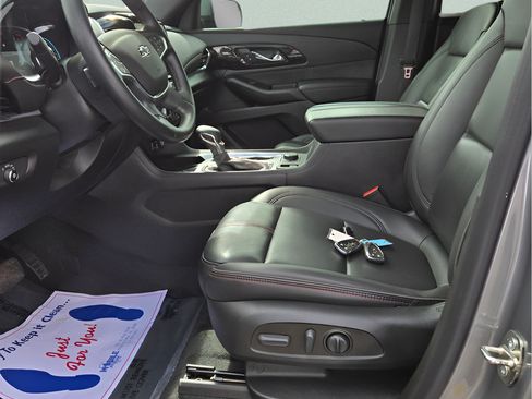 Used 2023 Chevrolet Traverse RS FWD image 6