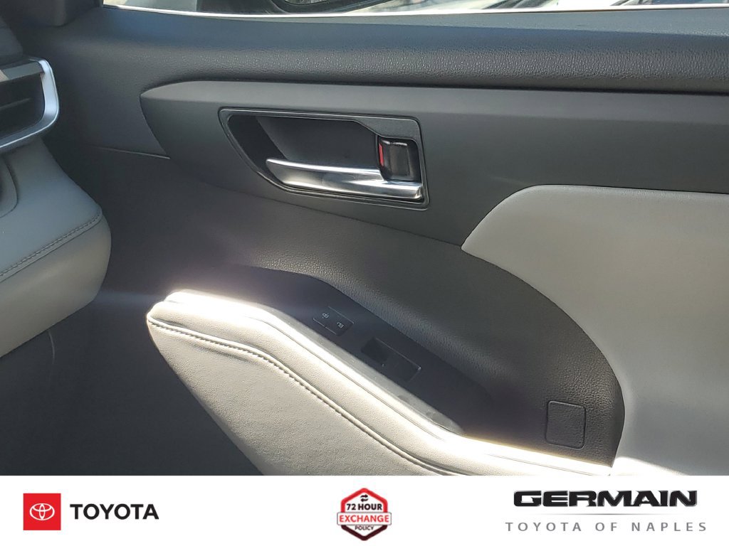 Used 2022 Toyota Highlander XLE AWD/4WD image 30