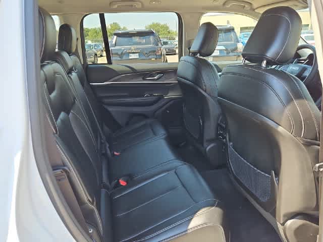 Used 2023 Jeep Grand Cherokee Limited w/ Black Appearance Package AWD/4WD image 17