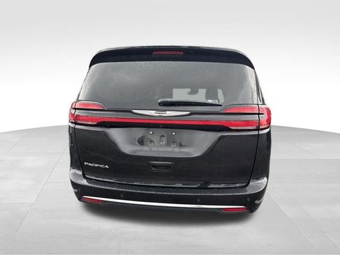 Used 2024 Chrysler Pacifica Touring-L FWD image 5