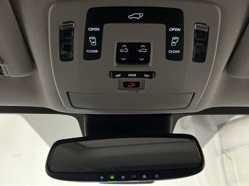 Used 2025 Toyota Sienna XLE image 27
