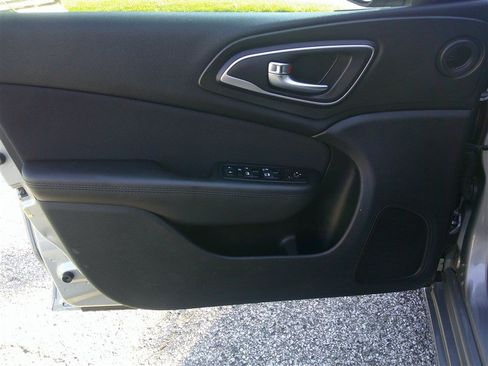 Used 2015 Chrysler 200 Limited w/ Convenience Group FWD image 9