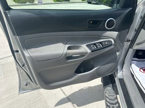 Used 2014 Toyota Tacoma PreRunner w/ SR5 Package image 18