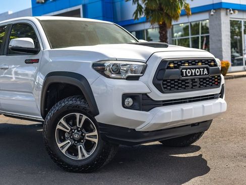 Used 2017 Toyota Tacoma TRD Sport w/ Tow Package RWD image 3