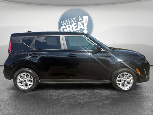 Used 2025 Kia Soul LX w/ LX Technology Package FWD image 2