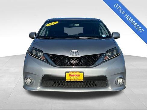 Used 2017 Toyota Sienna SE image 2