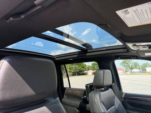 Used 2022 Chevrolet Suburban Z71 w/ Luxury Package AWD/4WD image 4