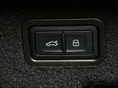 Used 2025 Audi S8 image 33