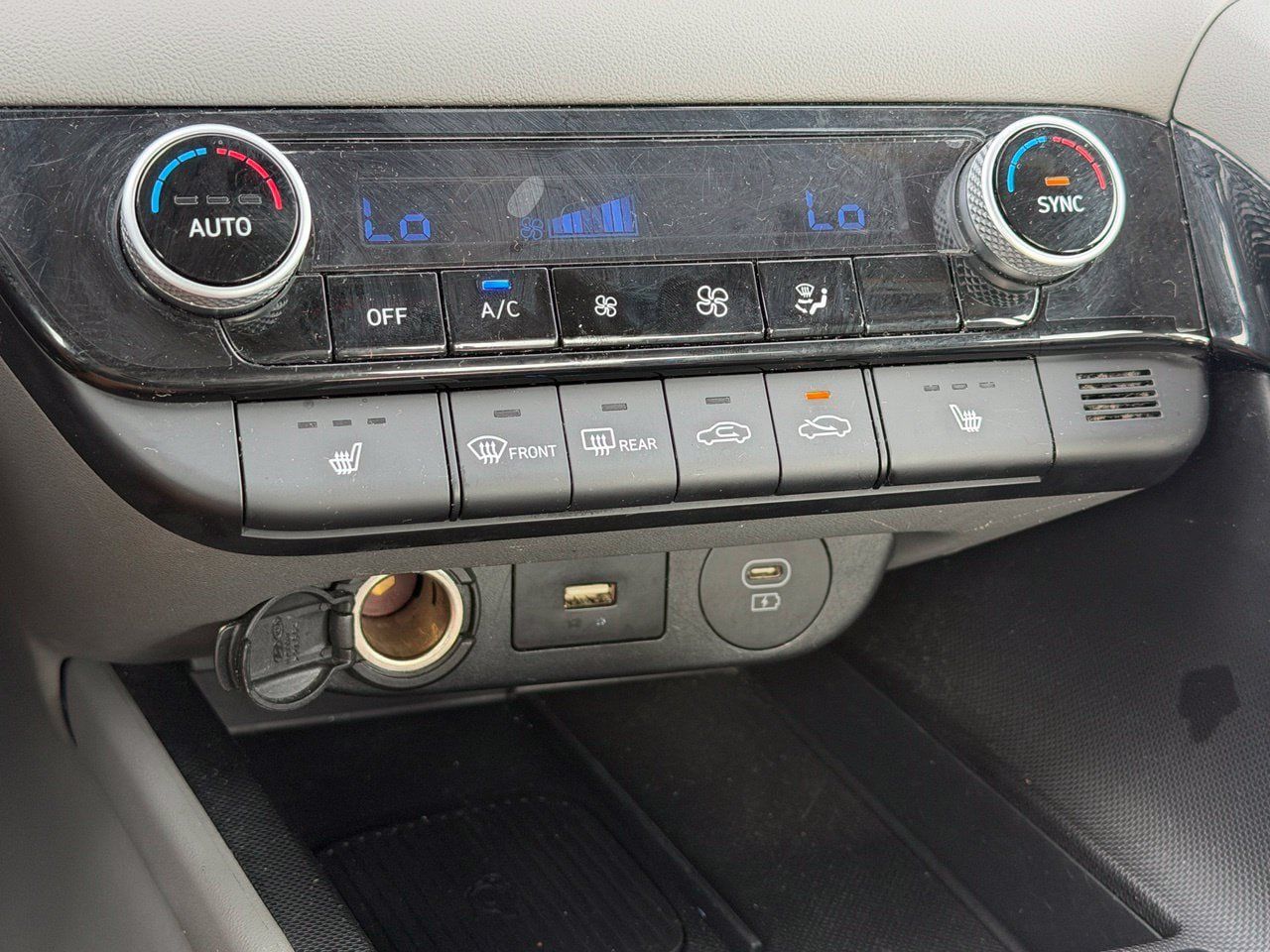 Used 2025 Hyundai Elantra SEL FWD image 15