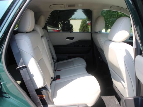 Used 2022 Nissan Pathfinder SL AWD/4WD image 12