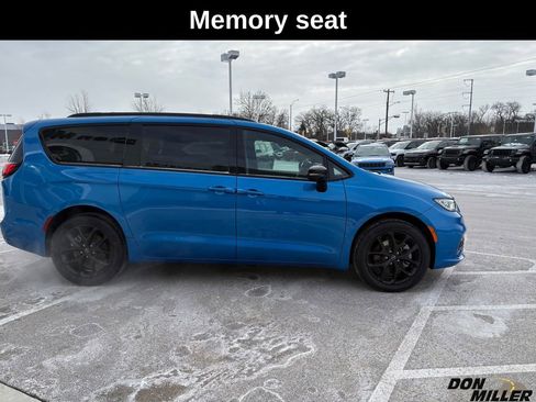 New 2026 Chrysler Pacifica Select w/ S Appearance Package image 4
