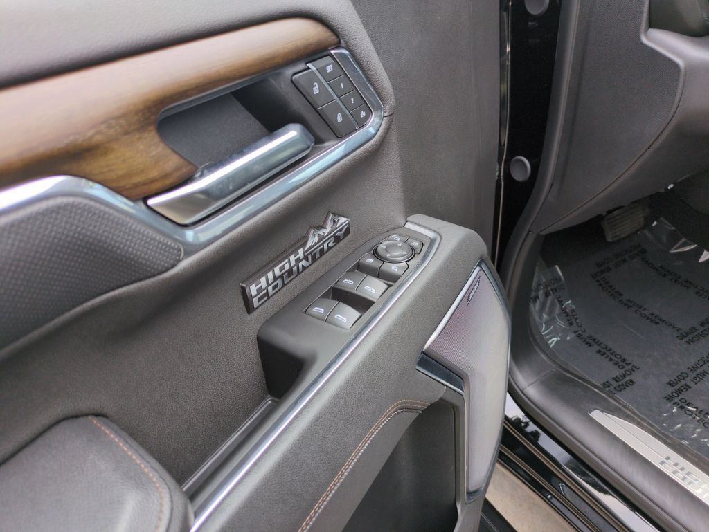 Used 2025 Chevrolet Silverado 1500 High Country w/ High Country Premium Package AWD/4WD image 11