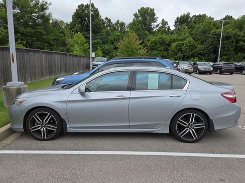 Used 2017 Honda Accord Touring image 5