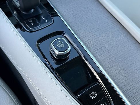 Certified 2025 Volvo XC90 B6 Core w/ Climate Package image 25