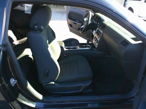 Used 2010 Dodge Challenger SE image 6