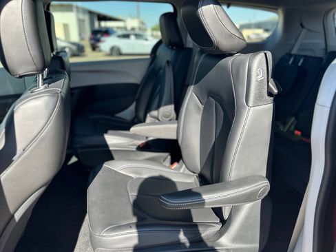 Used 2023 Chrysler Pacifica Touring-L FWD image 15