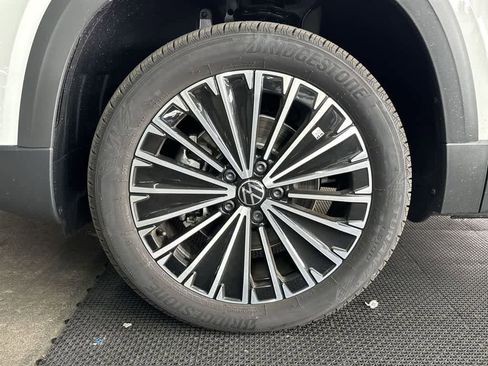 New 2026 Volkswagen Taos SE image 10