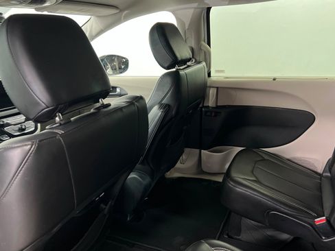 Used 2024 Chrysler Pacifica Touring-L FWD image 19