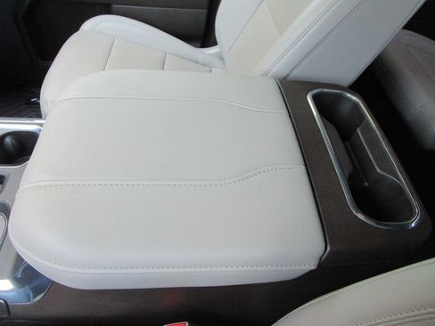 Used 2024 Chevrolet Silverado 1500 LTZ AWD/4WD image 45