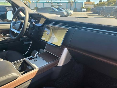 New 2025 Land Rover Range Rover SE image 12