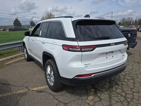 Used 2023 Jeep Grand Cherokee Laredo w/ Luxury Tech Group I AWD/4WD image 2