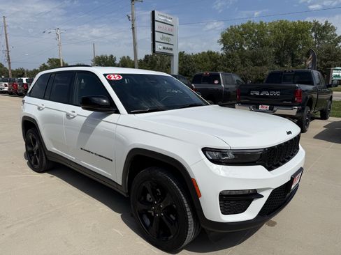 Used 2025 Jeep Grand Cherokee Limited w/ Black Appearance Package AWD/4WD image 36