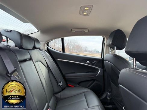 Used 2025 Genesis G70 2.5T image 16