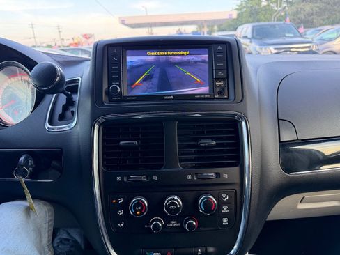 Used 2018 Dodge Grand Caravan SXT FWD image 18